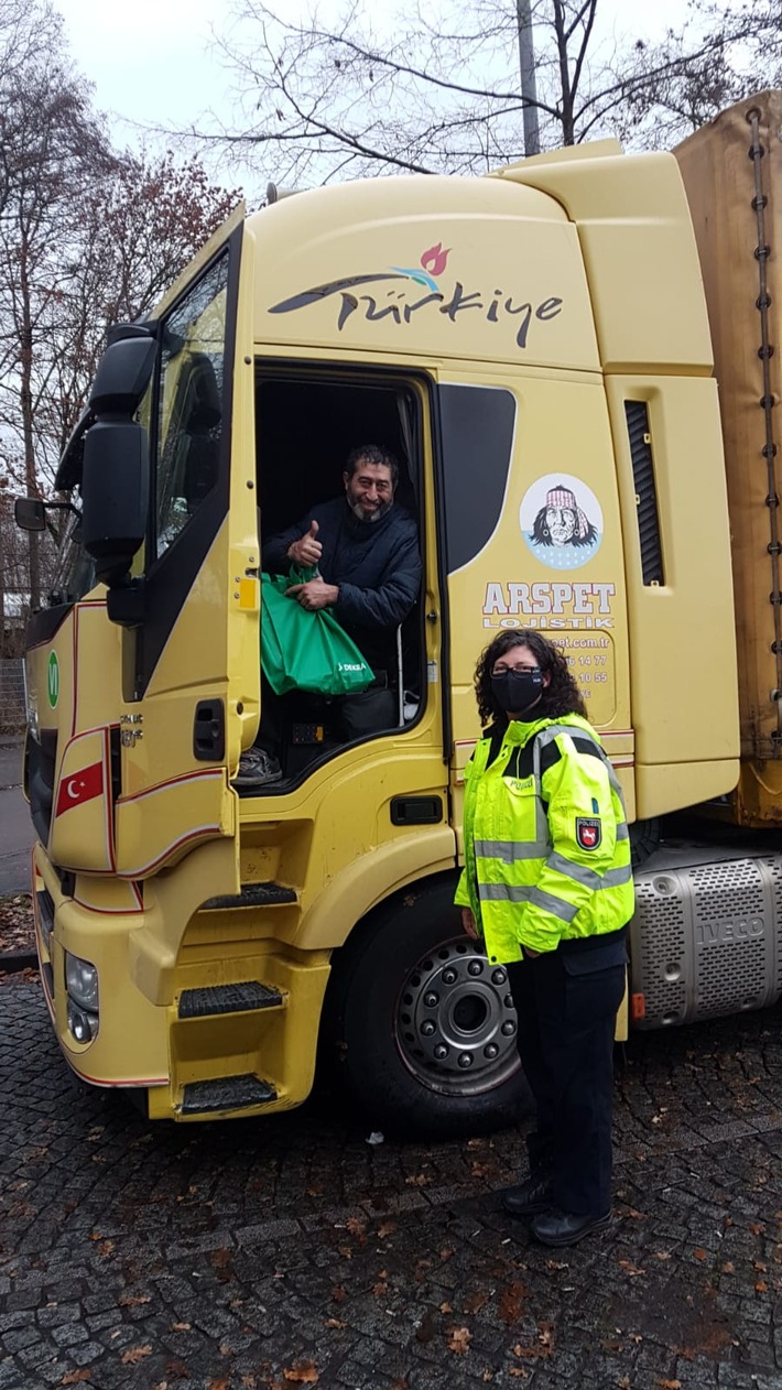 POL-GÖ: (472/2020) Weihnachtsaktion des Truckerstammtisch-Teams der Autobahnpolizei Göttingen