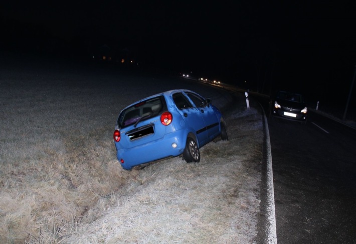 POL-MI: Teilweise glatte Straßen und Nebel behindern Autofahrer am Morgen - Polizei rückt zu drei Glätteunfällen aus