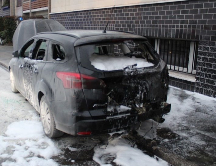 POL-DU: Marxloh / Altstadt / Duissern: Sperrmüll, Auto und Papiertüte in Brand - Polizei sucht Zeugen