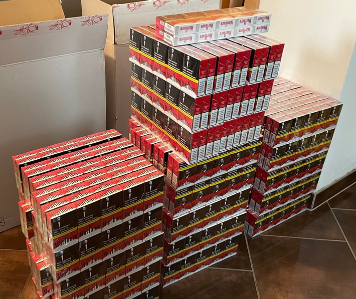 HZA-EF: 18.200 unversteuerte Zigaretten in Apoldaer Wohnung gefunden / Zoll vollstreckt offene Forderungen der Familienkasse und findet Schmuggelzigaretten