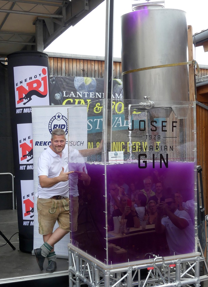 Weltrekord aus Amerika nach Bayern geholt - Erlebnisdestillerie Lantenhammer präsentiert "größten Gin & Tonic der Welt" auf hofeigenem Festival ++ 1.001,66 Liter im gigantischen Longdrinkglas ++ Rekord-Institut für Deutschland bestätigt neue Bestleistung