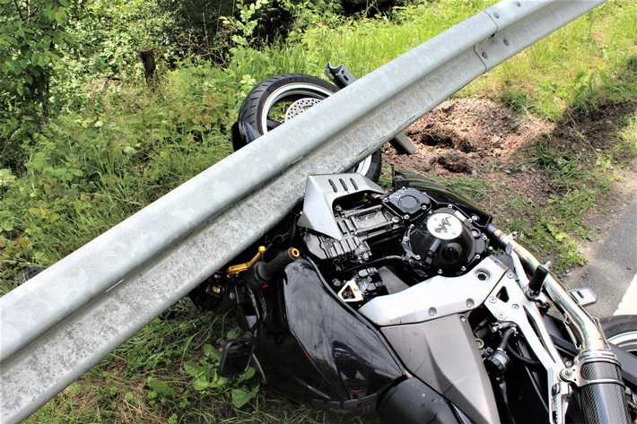 POL-OE: Motorrad rutscht unter Leitplanke- Fahrer schwer verletzt