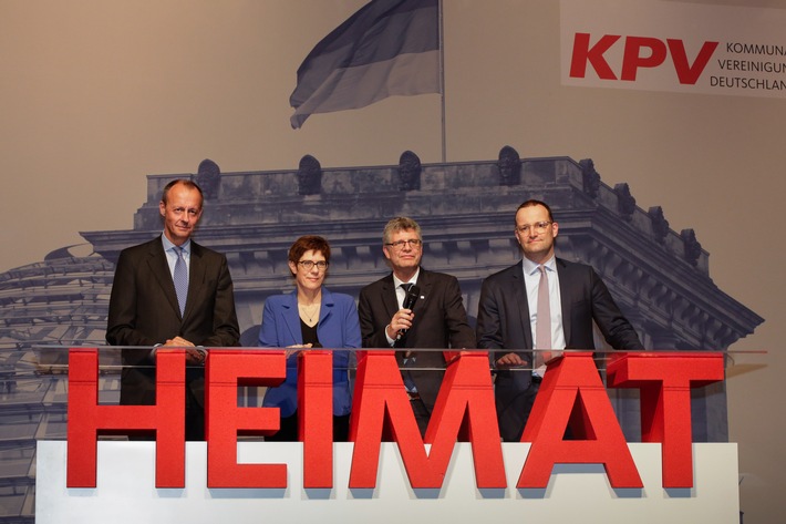 Rennen um CDU-Parteivorsitz: Der KPV-Bundesvorsitzende, Christian Haase MdB, im Gesprch mit den Kandidaten. Weiterer Text ber ots und www.presseportal.de/nr/132840 / Die Verwendung dieses Bildes ist fr redaktionelle Zwecke honorarfrei. Verffentlichung bitte unter Quellenangabe: 