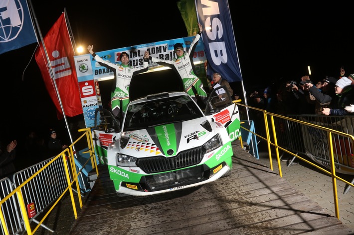 Perfektes Saisonfinale: SKODA AUTO Deutschland Pilot Kreim siegt erneut bei Deutschlands wichtigster Schotter-Rallye (FOTO)