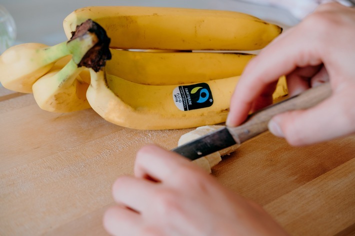 Der Absatz von Fairtrade-Produkten ist im ersten Halbjahr 2024 gestiegen. Bananen verzeichneten ein Plus von 9 Prozent. / Weiterer Text über ots und www.presseportal.de/nr/52482 / Die Verwendung dieses Bildes für redaktionelle Zwecke ist unter Beachtung aller mitgeteilten Nutzungsbedingungen zulässig und dann auch honorarfrei. Veröffentlichung ausschließlich mit Bildrechte-Hinweis.