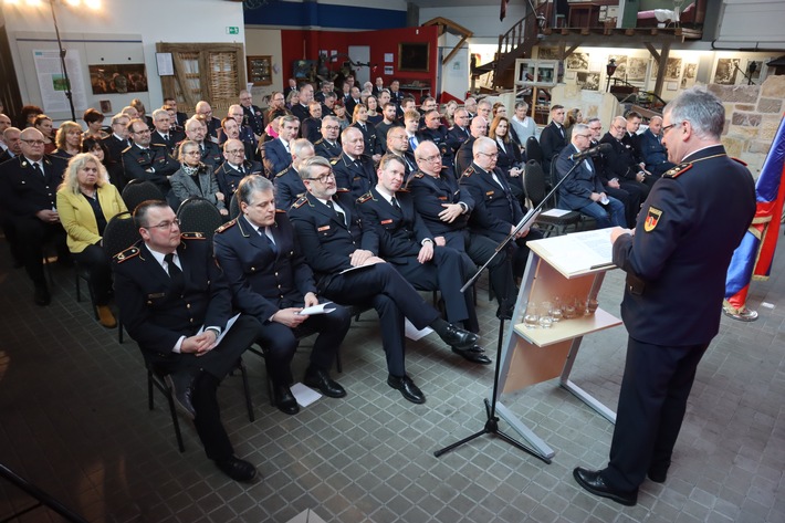 Ausgezeichnetes Engagement für Feuerwehren und Verbände / DFV-Präsident verleiht 30 Ehrungen als Anerkennung des Einsatzes