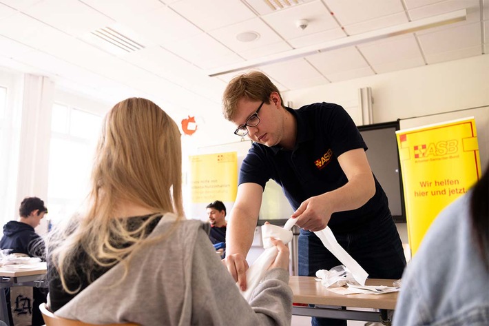 Meilenstein überschritten / ASB-Erfolgsprojekt schult mehr als 100.000 Teilnehmer:innen in Erste-Hilfe-Kursen mit Selbstschutzinhalten (EHSH)