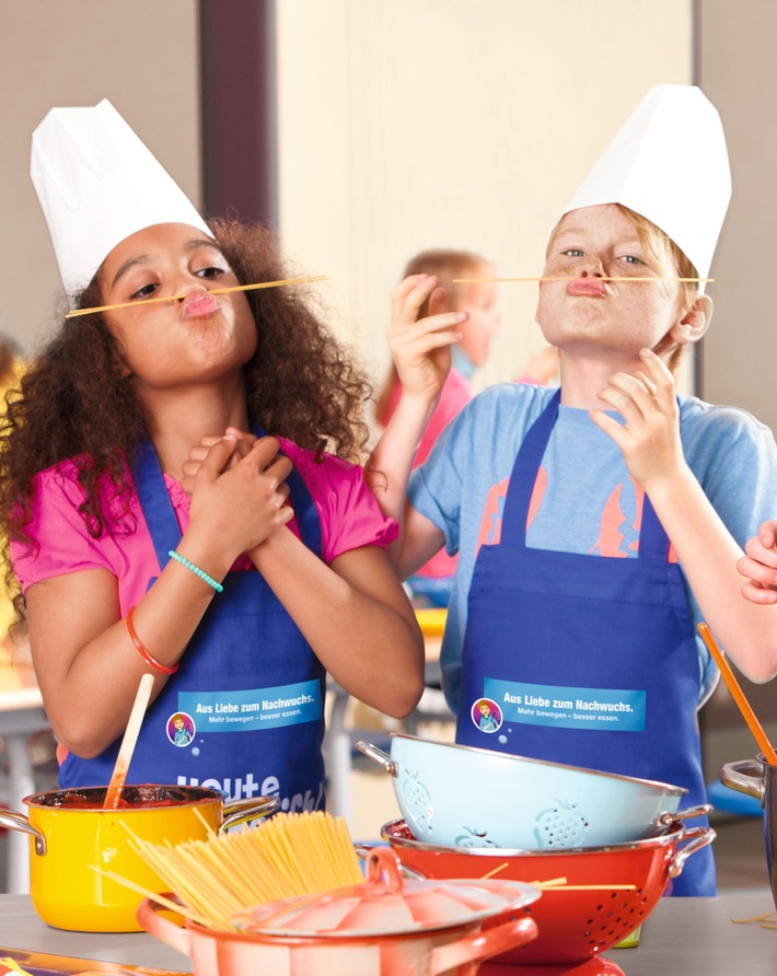 "Aus Liebe zum Nachwuchs. Mehr bewegen - besser essen." - Schulprojekt der EDEKA Stiftung begeistert "mit Biss" (FOTO)