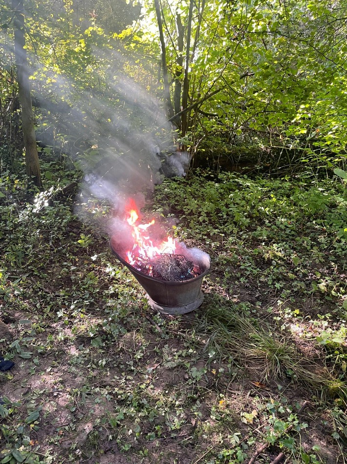 FW-MH: Starke Rauchentwicklung aus dem Wald - überraschende Ursache