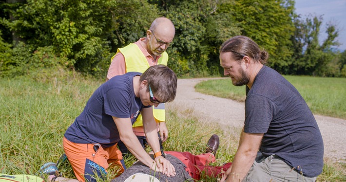 Herzkreislaufstillstand - nur jeder Zehnte überlebt / Bündnis fordert bundesweit einheitliche Ersthelfenden-Alarmierung via Smartphone