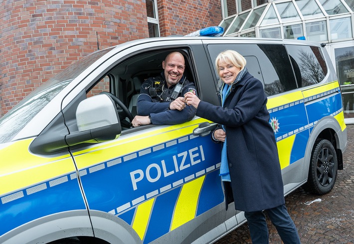 POL-RE: Bottrop/Marl/Kreis Recklinghausen: Neue Streifenwagen ausgeliefert - Polizeipräsidentin übergibt den ersten Schlüssel