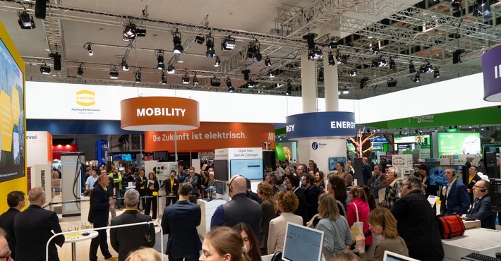 "Volles Haus" auf der HANNOVER MESSE 2025: Auf der Pressekonferenz der HARTING Technologiegruppe stellte das Unternehmen den anwesenden Journalisten seine Technologien für die All Electric Society vor. / Weiterer Text über ots und www.presseportal.de/nr/120318 / Die Verwendung dieses Bildes für redaktionelle Zwecke ist unter Beachtung aller mitgeteilten Nutzungsbedingungen zulässig und dann auch honorarfrei. Veröffentlichung ausschließlich mit Bildrechte-Hinweis.