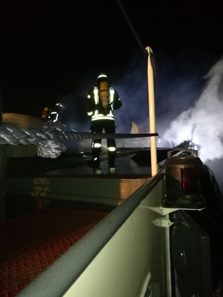 FW-BN: Brand auf Tankschiff - Einsatz für das Bonner Feuerlöschboot