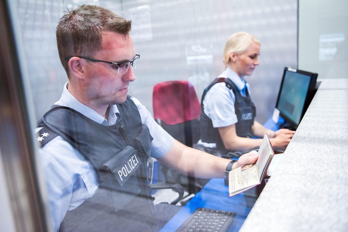 BPOL NRW: Bundespolizei vollstreckt Haftbefehl am Flughafen Köln/Bonn