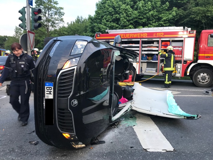 FW-HAAN: Verkehrsunfall mit einer eingeschlossener Person im umgekippten Fahrzeug