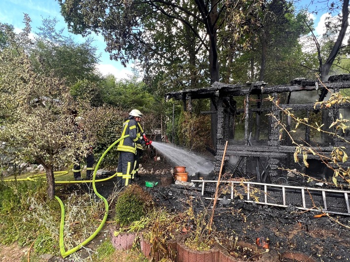 FF Olsberg: Gartenhütte abgebrannt, 79-jähriger versucht mit Gartenschlauch zu löschen.