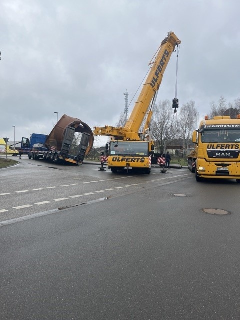 POL-ANK: Verkehrsunfall in Torgelow - Schwerlasttransporter verliert seine Ladung