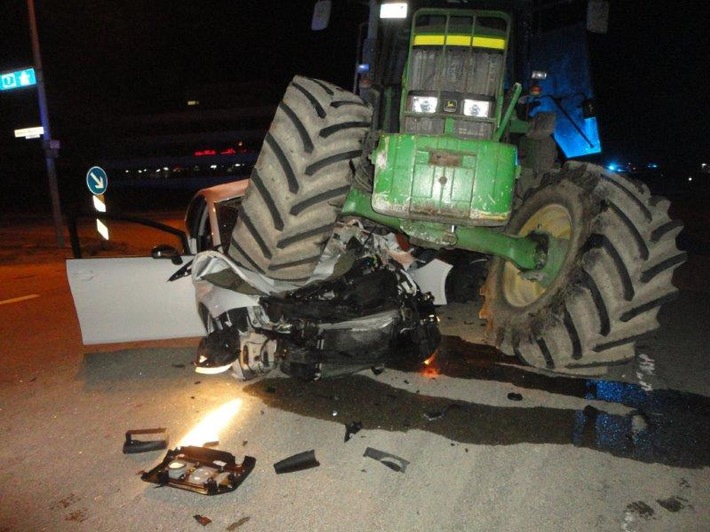 POL-AA: Ostalbkreis: 24-Jährige überlebt spektakulären Traktor-Unfall