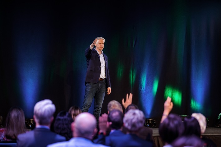 Frank Bröker auf der Speaker Slam Bühne / Weiterer Text über ots und www.presseportal.de/nr/162278 / Die Verwendung dieses Bildes ist für redaktionelle Zwecke unter Beachtung ggf. genannter Nutzungsbedingungen honorarfrei. Veröffentlichung bitte mit Bildrechte-Hinweis.