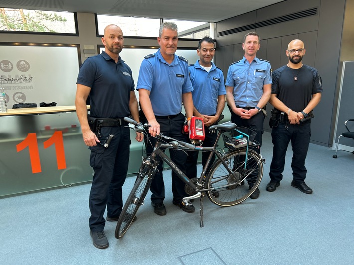 POL-OF: Erfolgreiche Fahrradcodieraktion des Polizeireviers Hanau in Kooperation mit der Stadtpolizei Hanau; Messing-Baum von Grabstein gestohlen; und mehr