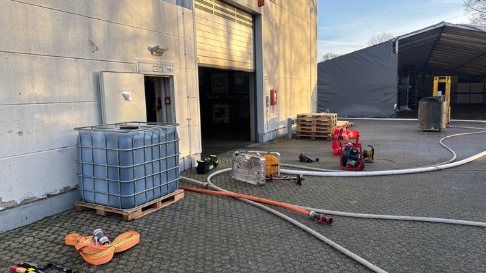 FW Gronau: Brand im Industriegebiet an der Hentschelstraße