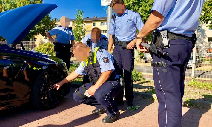 POL-KR: Präsenzkonzept Innenstadt: Polizei kontrolliert Autos und Personen am Platz der Wiedervereinigung