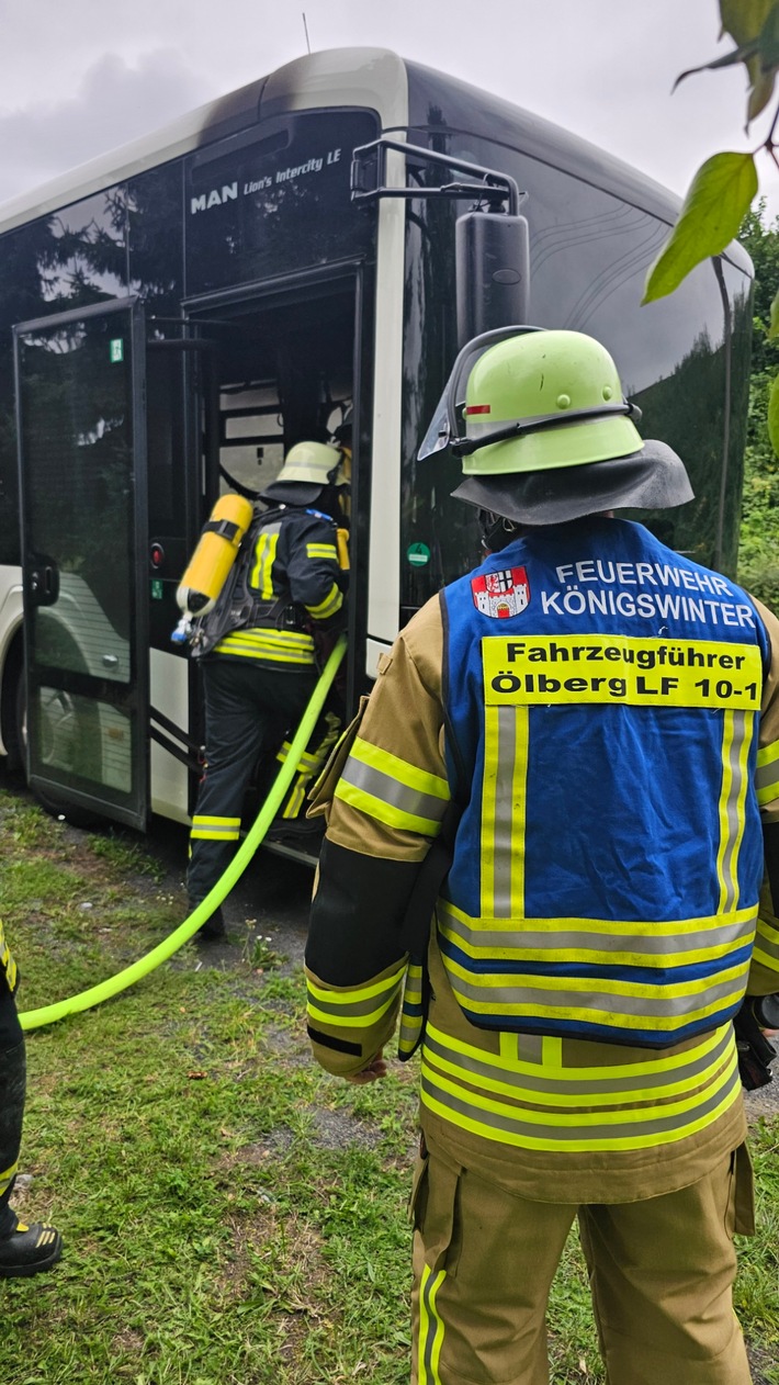 FW Königswinter: Schwelbrand in Bus verursacht hohen Sachschaden