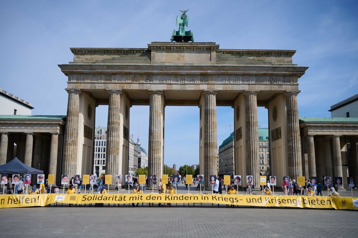 Bundesweite Hilfsaktion "Speisen für Waisen" zum Antikriegstag / 50 Meter lange "Speisen für Waisen"-Tafel: In Solidarität mit den Kindern in Kriegs- und Krisengebieten