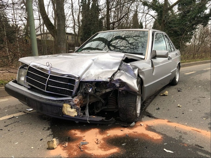 POL-DU: Obermarxloh: Mercedes kracht in Peugeot - Frau bei Unfall verletzt