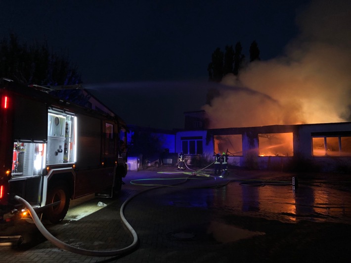 POL-WES: Wesel - Brand einer Schreinerei, hoher Sachschaden erwartet