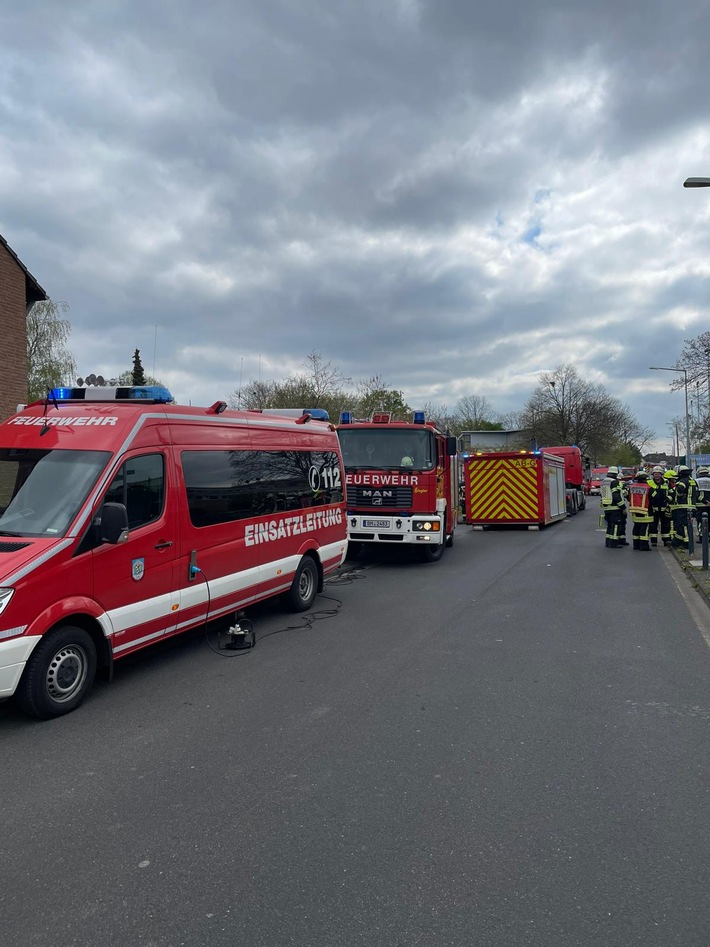 FW Bergheim: ERSTMELDUNG Chlorgasunfall: 21 Kinder und drei Erwachsene in Bergheimer Schwimmbad verletzt