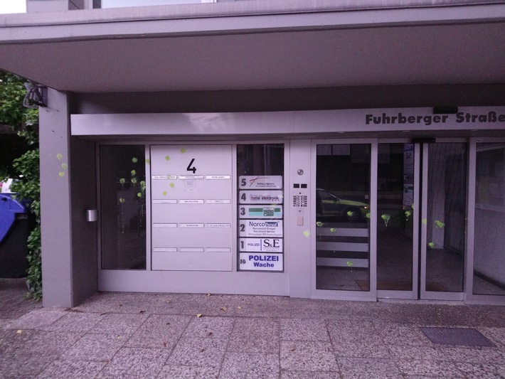 POL-H: Polizeistation Kleefeld mit Farbbeuteln beschmiert