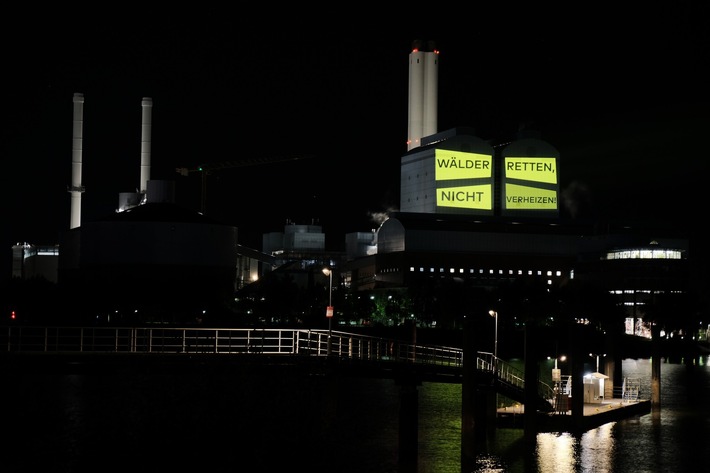 Verheizt unsere Wälder nicht! Spektakuläre Video-Projektion am Kraftwerk Tiefstack in Hamburg