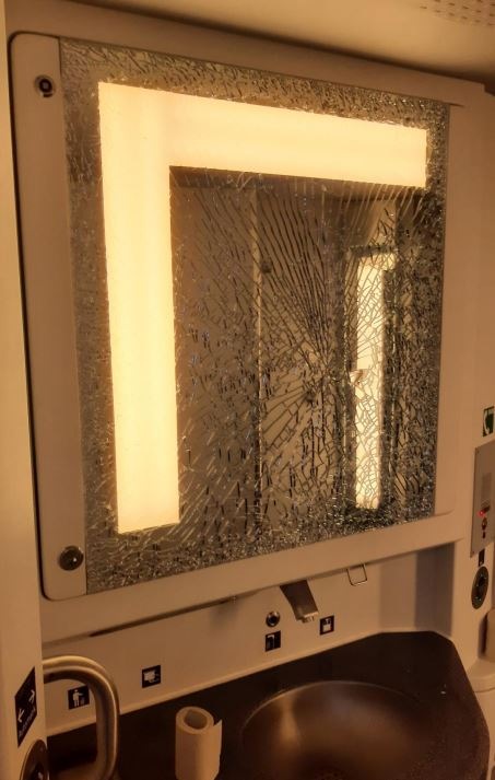 BPOL-KS: Unbekannter Täter beschädigt Zugtoilette - Nothammer missbräuchlich verwendet