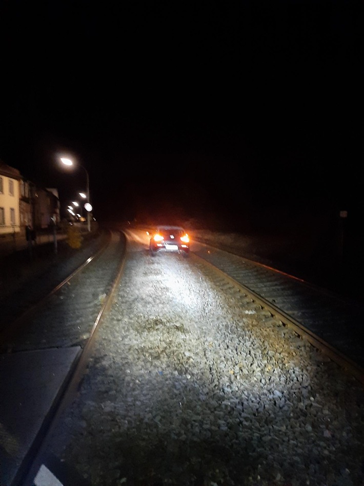 BPOL-KL: Fahrzeug fährt sich im Gleisbereich fest