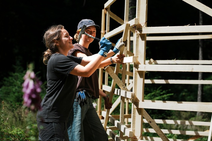 Wald-Allianz startet durch: Freiwilligen-Einsatz mit dem Bergwaldprojekt zur ökosystembasierten Waldbewirtschaftung im Zukunftswald Unterschönau