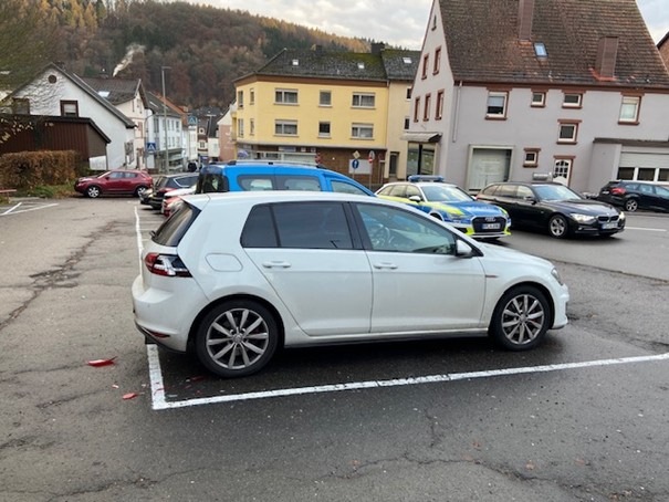 POL-PDPS: Parkrempler am Krankenhaus - Polizei sucht blaues Auto