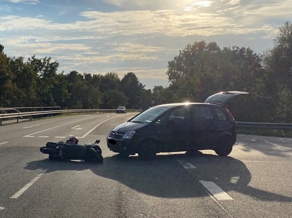 POL-PDLU: Verkehrsunfall mit schwerverletztem Kleinkraftradfahrer zwischen Limburgerhof und Neuhofen