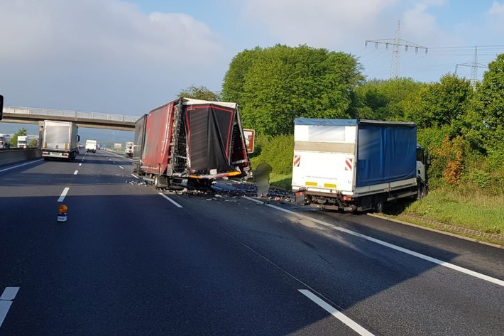 POL-KS: Auffahrunfall von drei Lkw mit zwei Verletzten und rund 70.000 Euro Schaden sorgte für Behinderungen auf A 7