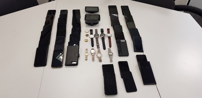 POL-MS: Polizisten finden in Kleintransporter 15 gestohlene Mobiltelefone