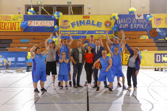 Einer für alle und alle für einen / Drehstart für "Weil wir Champions sind": TVNOW und Constantin Television verfilmen eine Hommage an die Lebensfreude