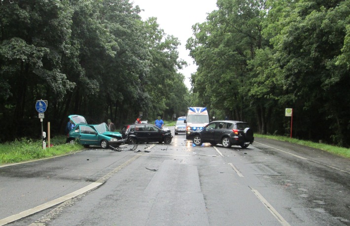 POL-WL: Verkehrsunfall mit drei beteiligten Fahrzeugen ++ Hanstedt - Dorfteich verunreinigt ++ Tostedt - Betrunkener geht auf Asylbewerber los ++ u.W.m.
