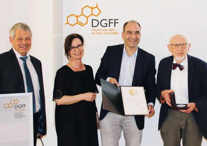 Prof. Dr. med Hans Kaffarnik erhält Ehren-Medaille der DGFF (Lipid-Liga)