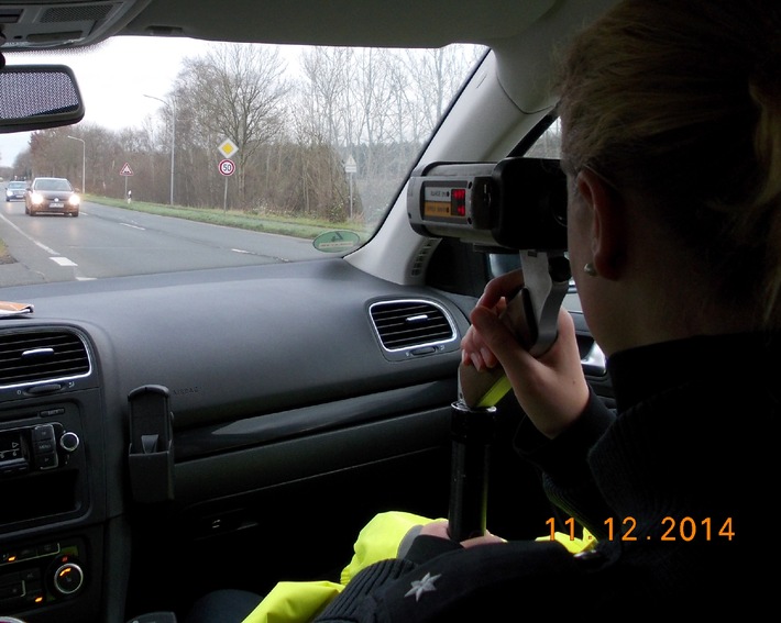 POL-CUX: Geschwindigkeits- und Schulwegkontrollen des Polizeikommissariats Langen (FOTOS)