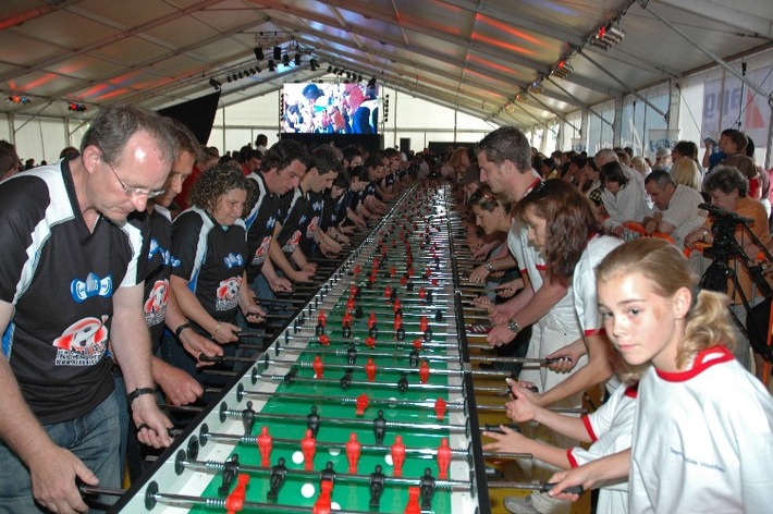 Weltrekord bei "der Ball ist rund" in Buchs/ZH, über 7000 Besucher eine Woche vor EM-Beginn