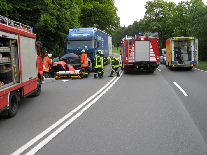 POL-HOL: Bundesstraße 64 - Gemarkung Eschershausen: 39-jähriger PKW-Fahrer tödlich verletzt - Ins Schleudern geraten und mit Lastzug zusammengeprallt -