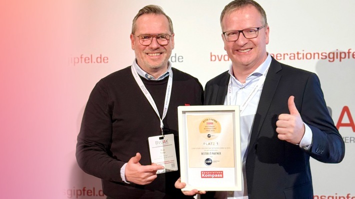 Ulf Hönick, Geschäftsführer von CGM LAUER (rechts), und Vertriebsleiter Rico Tabor freuen sich über den Apotheken-Kooperationspreis. / Weiterer Text über ots und www.presseportal.de/nr/182054 / Die Verwendung dieses Bildes für redaktionelle Zwecke ist unter Beachtung aller mitgeteilten Nutzungsbedingungen zulässig und dann auch honorarfrei. Veröffentlichung ausschließlich mit Bildrechte-Hinweis.