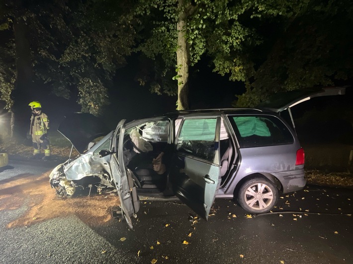 POL-COE: Lüdinghausen, Elvert/ Auto prallt gegen Baum