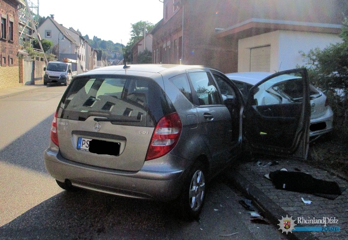 POL-PPWP: Auf parkenden Wagen gekracht - zwei Schwerverletzte