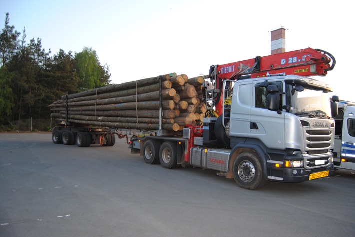 POL-PDKL: Mehrere Holztransporter extrem überladen